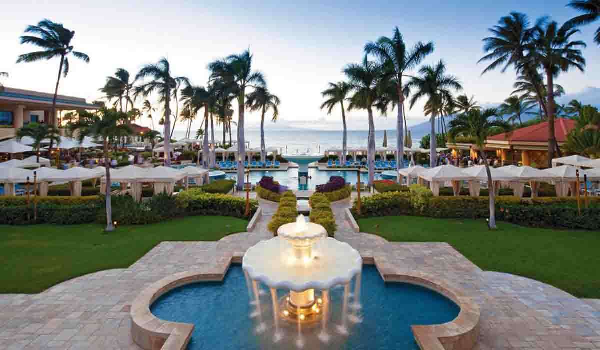 Top 10 Hawaiian Resorts 2024 - Scenic Beachfront Luxury Resort View