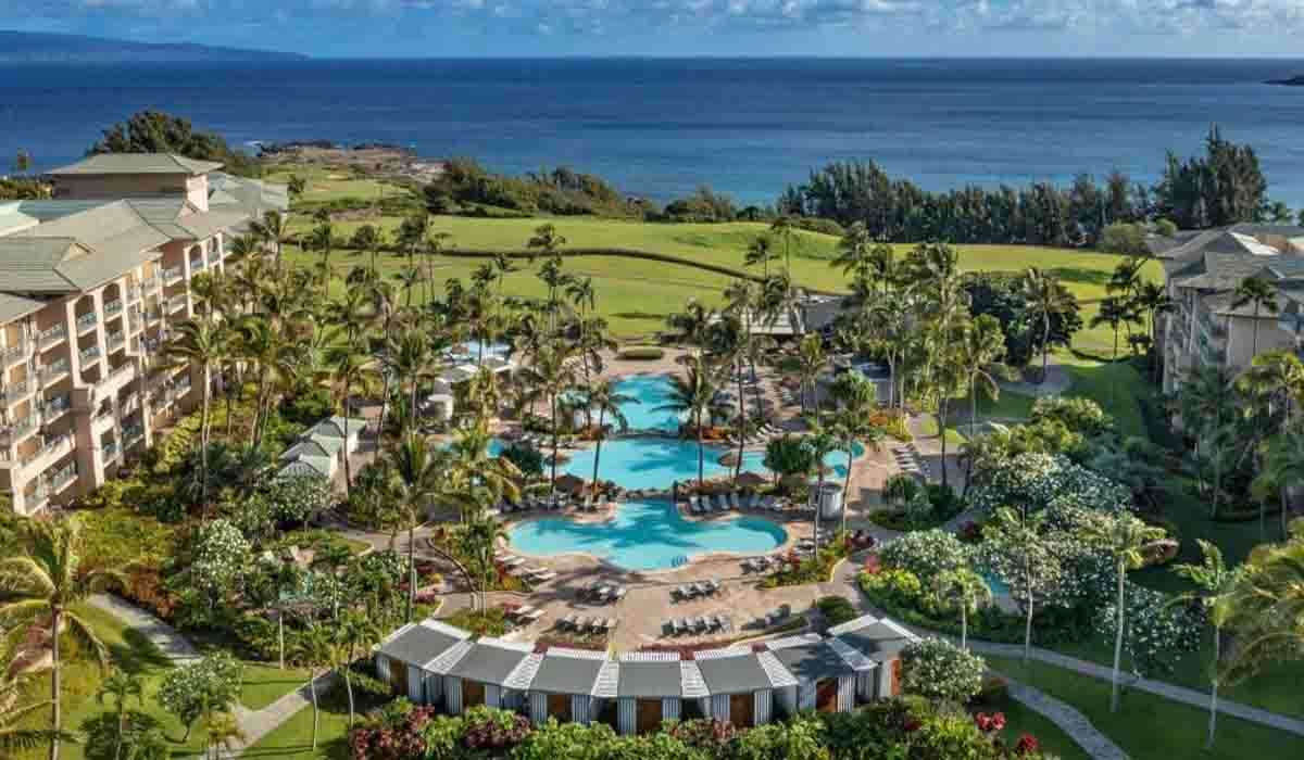 Top 10 Hawaiian Resorts 2024 - Scenic Beachfront Luxury Resort View